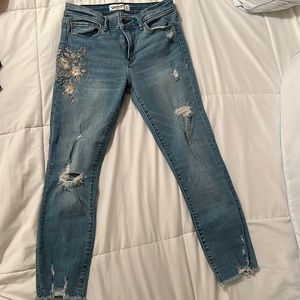 Denim Abercrombie & Fitch size 27 with floral embroidery